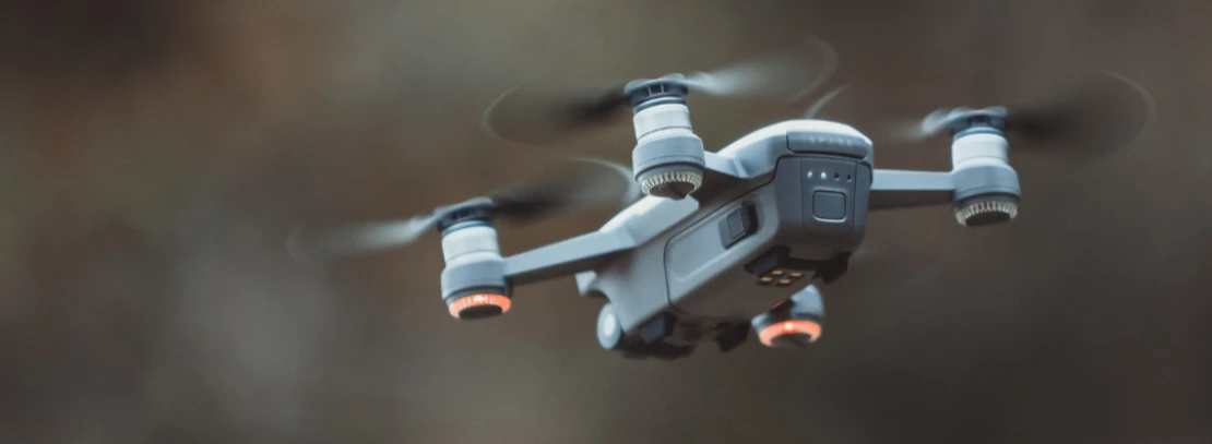 Graue Quadrocopter-Drohne